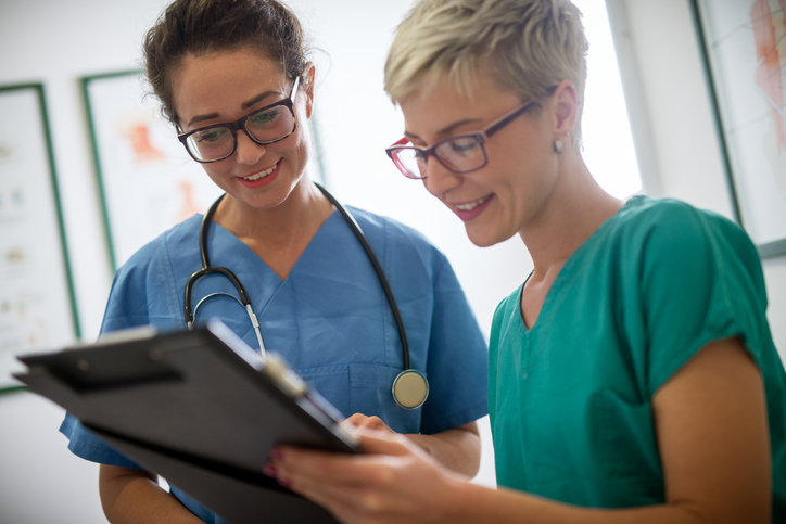nurse giving report