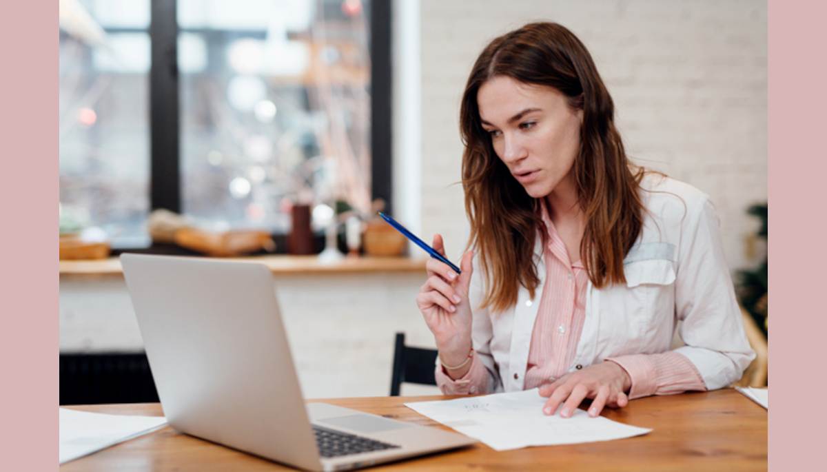 Online study groups: Woman studying on laptop.